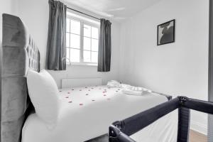 Big 1-Bed flat - Private Garden, Free Parking & 10 min Northern Line, Flat 3