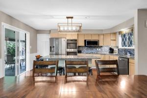 Huge Arvada Retreat! Quiet Area