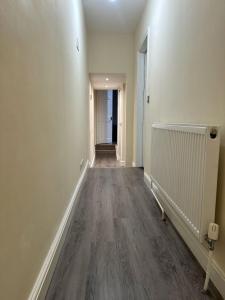 Newly Refurbished 2 Bedroom Flat New Southgate London N11