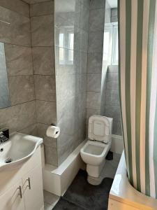 Newly Refurbished 2 Bedroom Flat New Southgate London N11