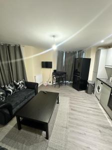 Newly Refurbished 2 Bedroom Flat New Southgate London N11