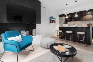 Modern and bright- 2bed 2 bath- City center