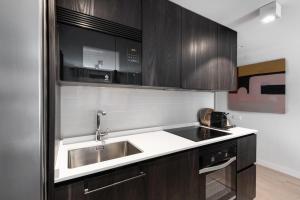 Modern and bright- 2bed 2 bath- City center