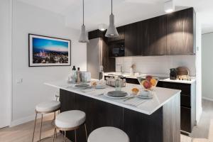 Modern and bright- 2bed 2 bath- City center