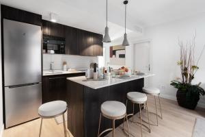 Modern and bright- 2bed 2 bath- City center