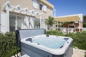 Villa BELLA - beautiful and modern house with pool, souna, jacuzzi & playground, Ližnjan - Istra