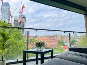 Sleek 3-bedroom flat with Balcony, Lift access, FREE WiFi in Southwark, Borough near The Shard by NourNest Apartments