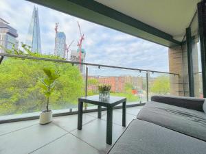 Sleek 3-bedroom flat with Balcony, Lift access, FREE WiFi in Southwark, Borough near The Shard by NourNest Apartments