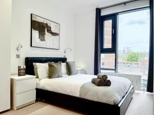 Sleek 3-bedroom flat with Balcony, Lift access, FREE WiFi in Southwark, Borough near The Shard