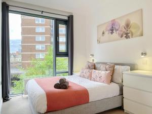Sleek 3-bedroom flat with Balcony, Lift access, FREE WiFi in Southwark, Borough near The Shard