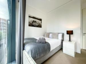 Sleek 3-bedroom flat with Balcony, Lift access, FREE WiFi in Southwark, Borough near The Shard
