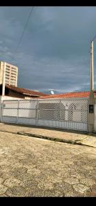 Casa Maravilhosa, Pé na Areia com Piscina, Área Gourmet com Churrasqueira em Deck Coberto Frente a Piscina, Mesa de Bilhar, 4 Quartos Confortáveis, Sendo 2 Suítes, Cozinha Americana e Sala de Jantar, Ampla Garagem para 6 Carros - Mercado na rua d