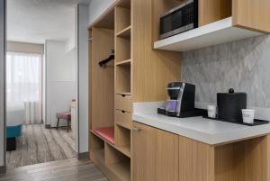 Junior King Suite with Seating Area room in Hilton Garden Inn Dover