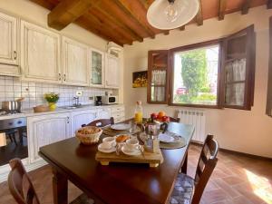 Vivi la Toscana con Piscina e Giardino