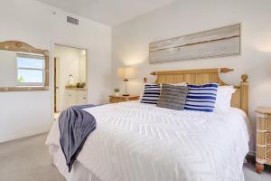 Regatta at Vanderbilt Beach―Relax Unwind and Enjoy