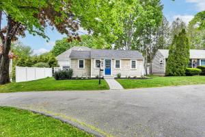 Walk to Shops and Dining Cozy Osterville Cottage