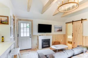 Walk to Shops and Dining Cozy Osterville Cottage