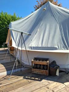 Tente glamping "Explorateurs" à la Ferme de la Chevêche