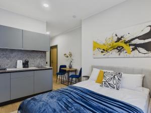 Bright and Cozy Old Town Studio