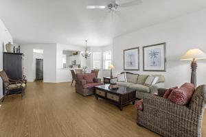 Endless Bay Views―Steps to the Beach