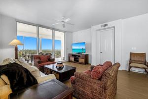 Endless Bay Views―Steps to the Beach