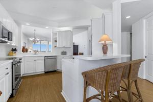 Endless Bay Views―Steps to the Beach