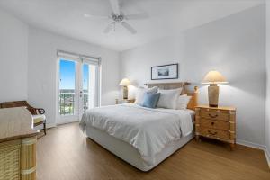 Endless Bay Views―Steps to the Beach