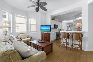 Endless Bay Views―Steps to the Beach