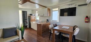 House HOUSEBOAT GECKO