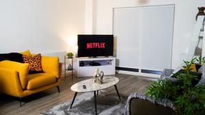 Manchester City Centre Apt, with Free Secured Parking & Balcony, Sleeps 4- HOLIDAY PROMO FOR CHRISTMAS AND NEW YEAR