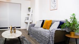 Manchester City Centre Apt, with Free Secured Parking & Balcony, Sleeps 4- HOLIDAY PROMO FOR CHRISTMAS AND NEW YEAR