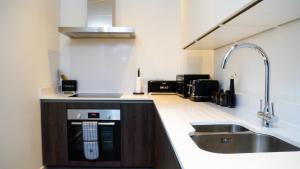 Manchester City Centre Apt, with Free Secured Parking & Balcony, Sleeps 4- HOLIDAY PROMO FOR CHRISTMAS AND NEW YEAR