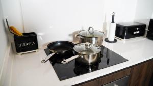 Manchester City Centre Apt, with Free Secured Parking & Balcony, Sleeps 4