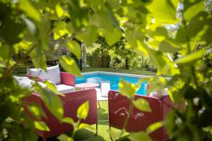 B&B / Chambres d'hotes Le Domaine Sainte Raffine, piscine, charme et insolite : photos des chambres
