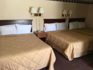 Double Room with Three Double Beds room in Red Carpet Inn - Gettysburg