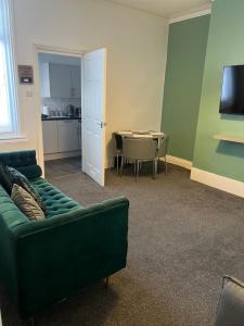 Spacious and stylish Apartment in South Shields, Near the beach, funfair, South Tyneside hospital, and Tyne Tunnel, Workers welcome