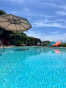villa vue mer avec piscine et jardin arboré