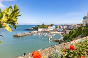 Tenby Studio Apartment - Stroll to Beach and Town