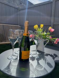 Stylish Seaside Home with Garden 2 minutes to Beach