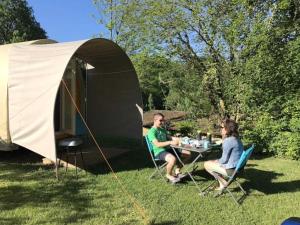 Campings Camping 3 etoiles - Piscine - ccbaeei : photos des chambres