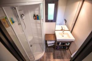 Campings Camping 4 etoiles - Piscine - ccbabhc : Chalet