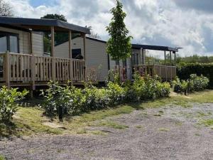Campings Camping 3 etoiles - Piscine - ccbaeei : Chalet
