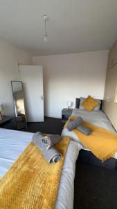 Cosy 3BR Home with Free Parking & Wi-Fi