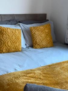 Cosy 3BR Home with Free Parking & Wi-Fi