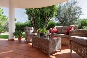 Villa Menhir with pool garden and tennis - Happy Rentals