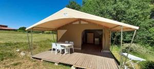 Campings Camping 3 etoiles - Parc aquatique - ccbbaia : photos des chambres