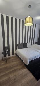 Apartament Burgund 2 pokojowy z ogródkiem lub pokoje ze wspólną kuchnią i łazienką