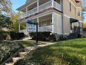 Charming lower-level suite close to ISU & downtown