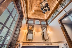 Casa Delfino - Savor Old World Charm with a Lush Poolside Retreat