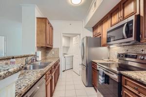 Courtyard Oasis - DriftDowntown Comfort with Pool Access